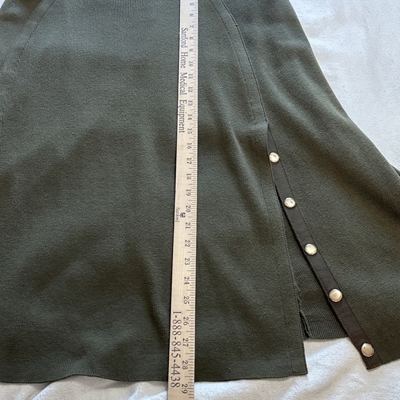 Chico's Poncho S/M Olive Green Gold Button Embellishment Ribbed Lagenlook Luxury - Picture 9 of 9